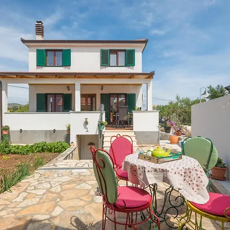 Sunshine Villa *